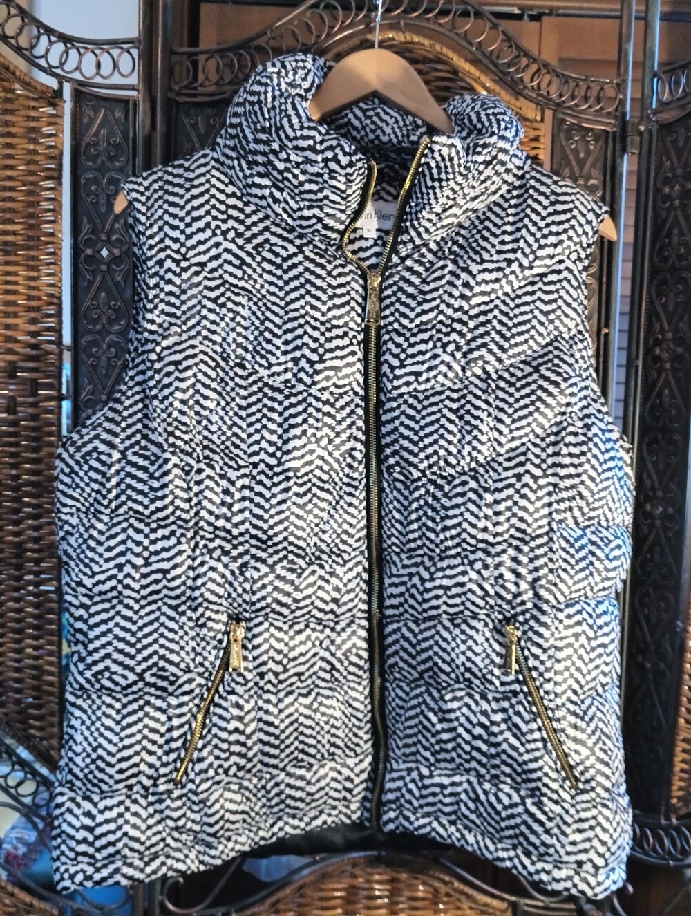 Calvin Klein XL Black & White Patterned Geometric Puffer Vest with Gold Zippers